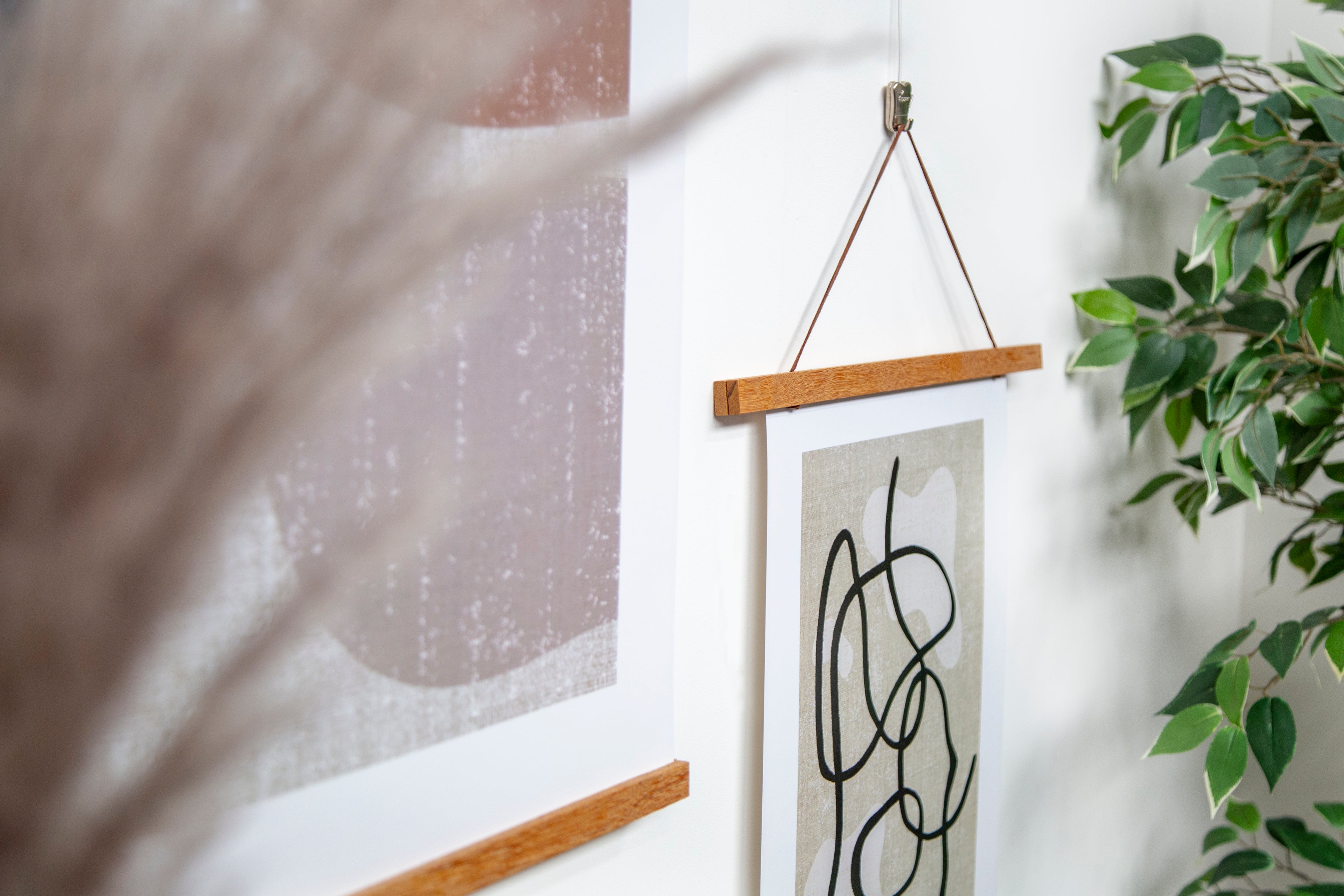 Charger la vidéo : Transformez votre pièce avec les systèmes d'accrochage de tableaux STAS.